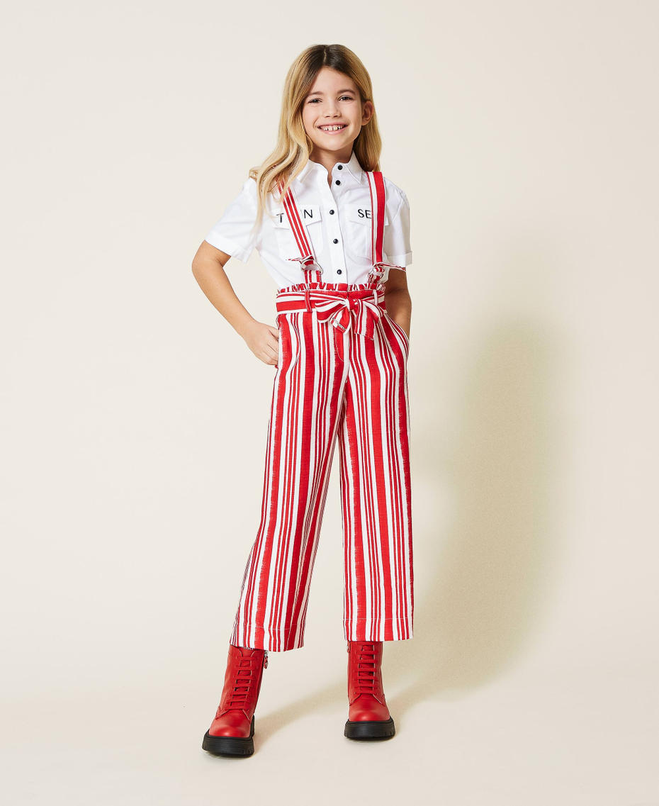 Pantalon cropped ray&eacute; avec bretelles