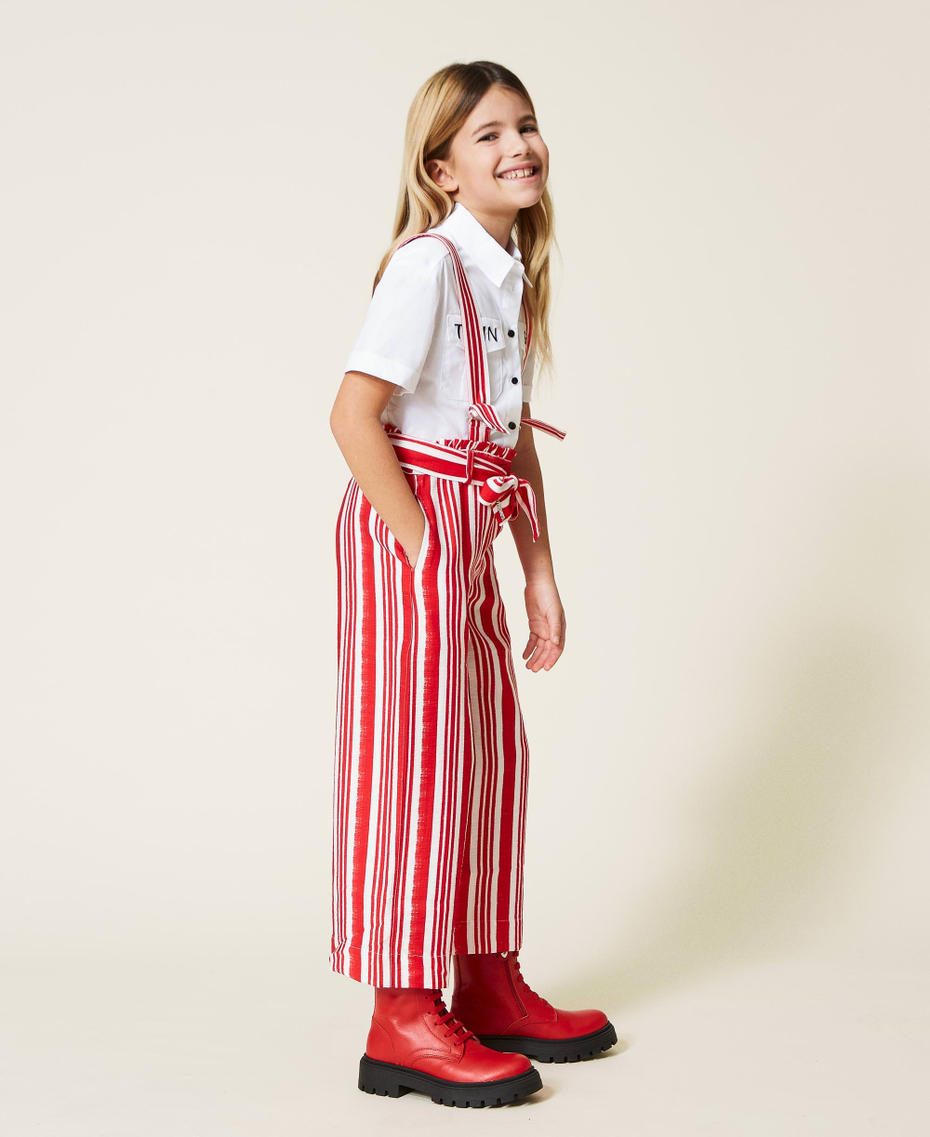 Pantalon cropped ray&eacute; avec bretelles