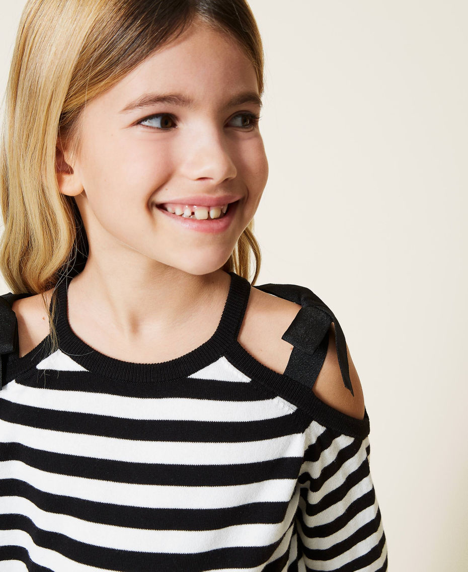 Gestreifter Pullover mit Logo