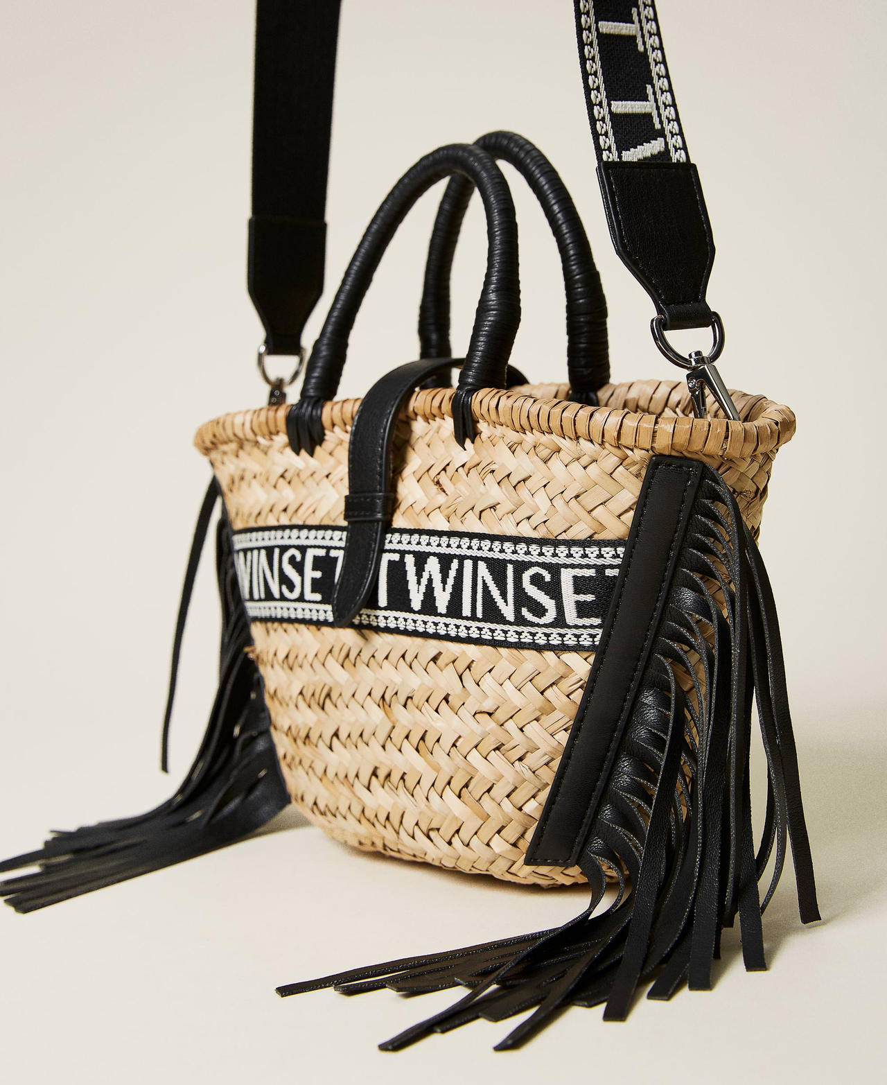 Straw shopper with fringes