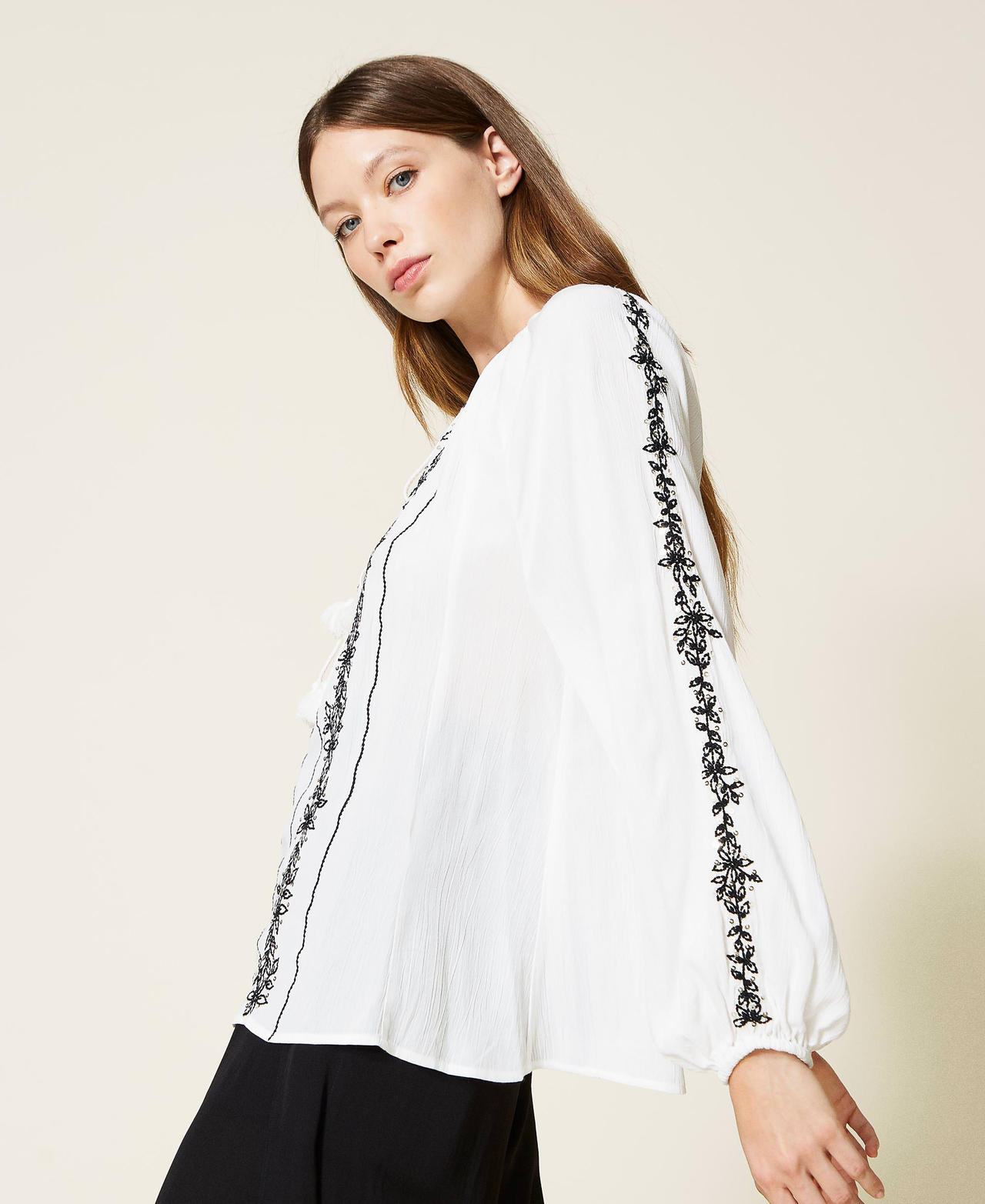 Creponne blouse with embroidery Two-tone Meringue / Black Woman 221LB2DGG-02