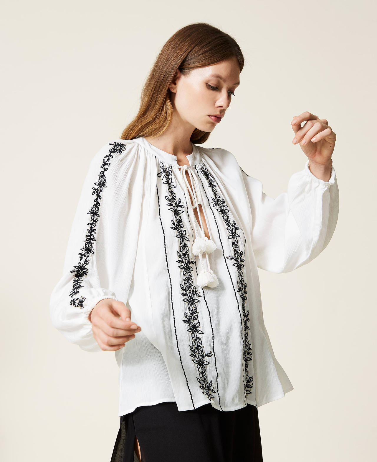 Creponne blouse with embroidery Two-tone Meringue / Black Woman 221LB2DGG-03