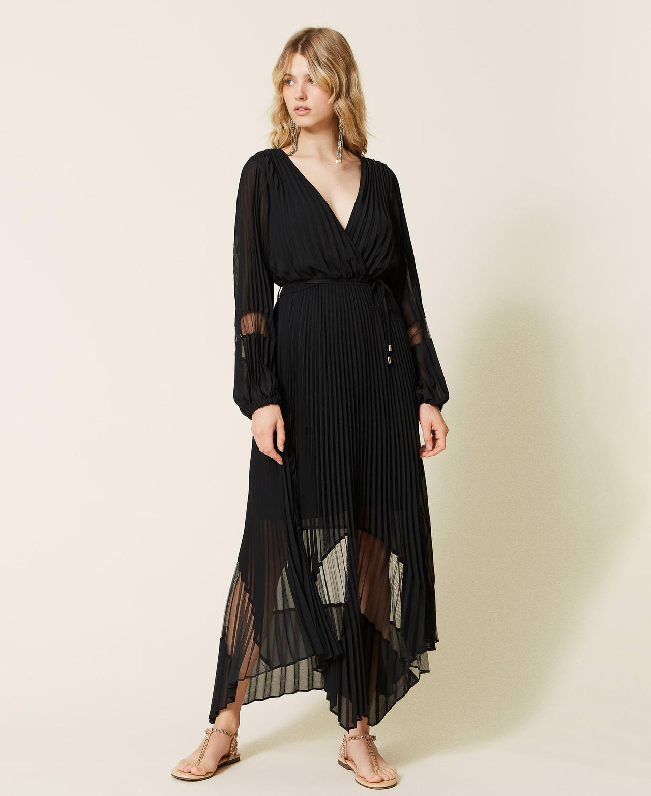 Robe longue pliss&eacute;e avec ceinture