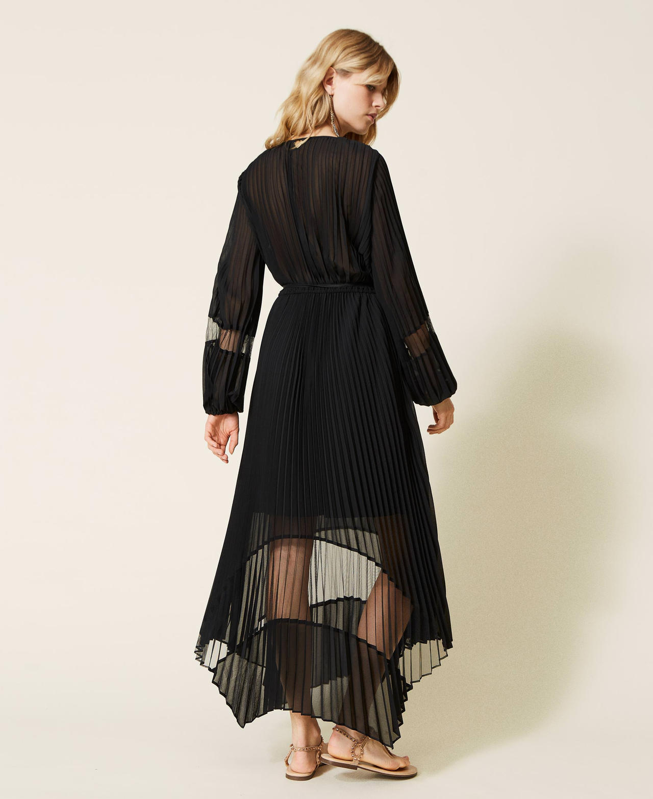 Robe longue pliss&eacute;e avec ceinture