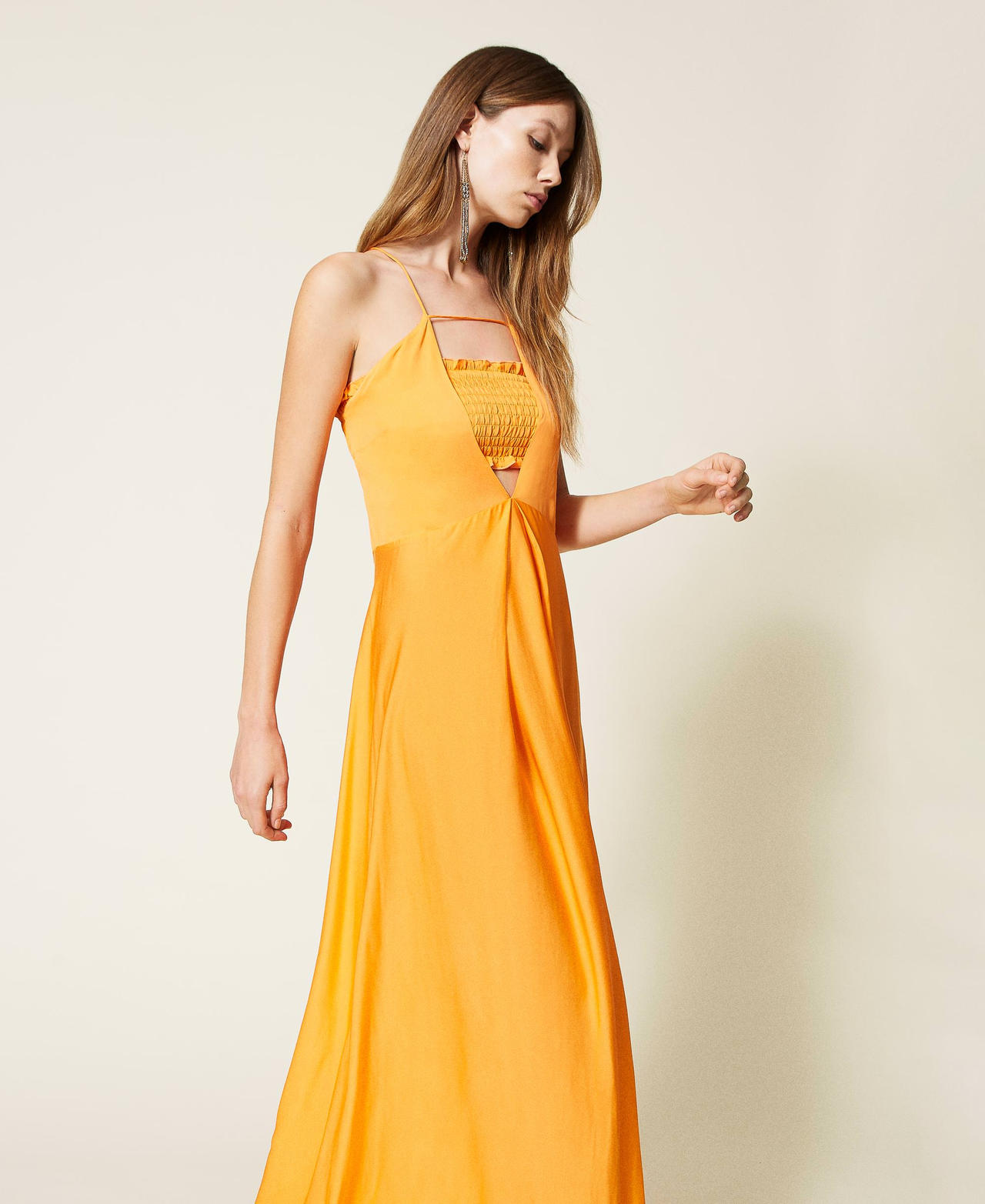 Maxikleid aus Satin mit gerafftem Top