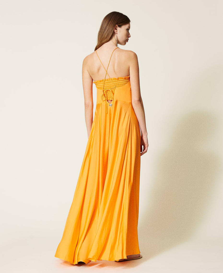 Maxikleid aus Satin mit gerafftem Top