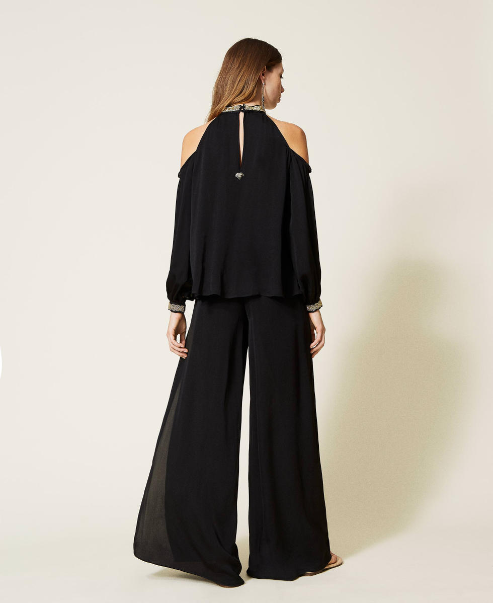 Pantalon plisado new arrivals negro
