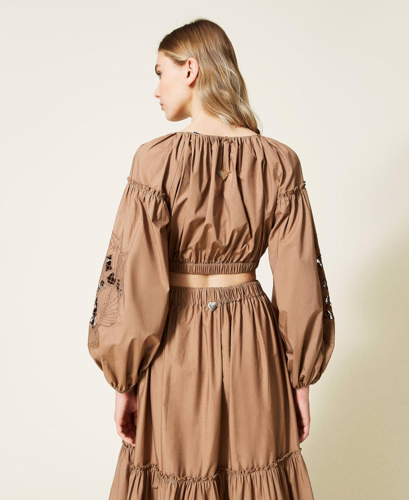 Blusa cropped de popelina con bordado Marrón «Hazel Brown» Mujer 221LB2JBB-04