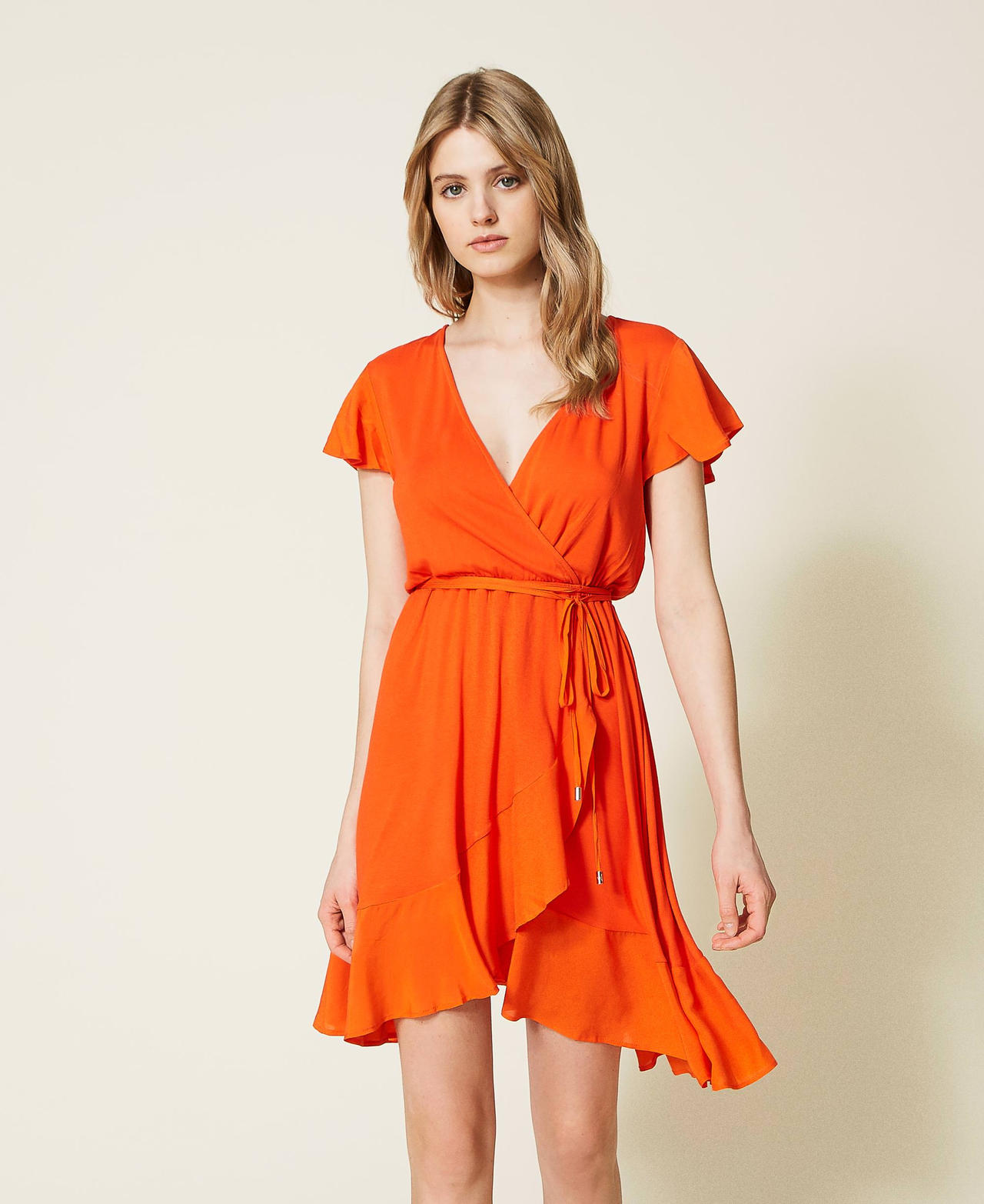 Kurzes Kleid mit asymmetrischem Volant „Orange Sun“-Orange Frau 221LB2LFF-02