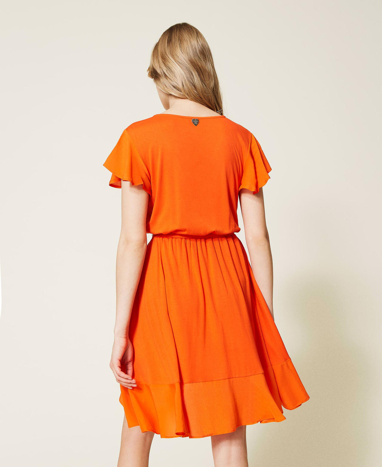 Kurzes Kleid mit asymmetrischem Volant „Orange Sun“-Orange Frau 221LB2LFF-03