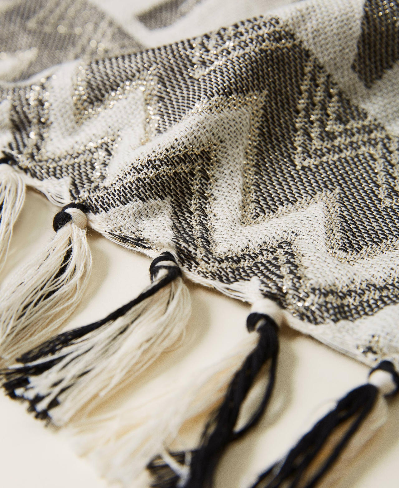 Jacquard beach towel with logo and fringes