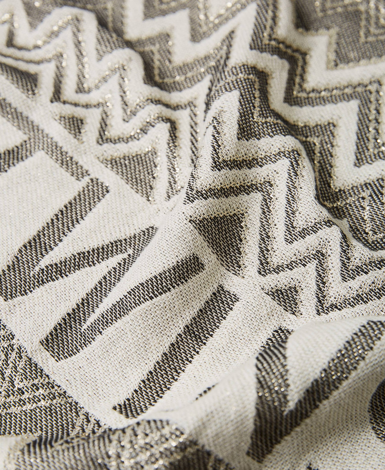 Jacquard beach towel with logo and fringes