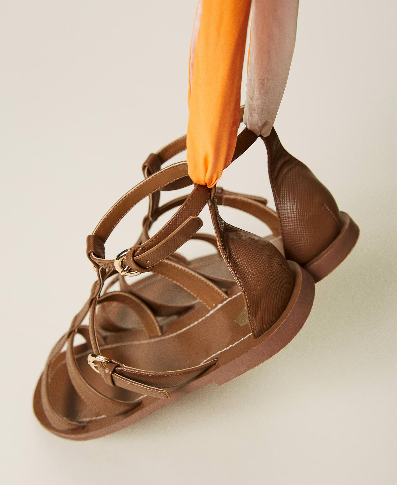 Cage sandals with removable bow