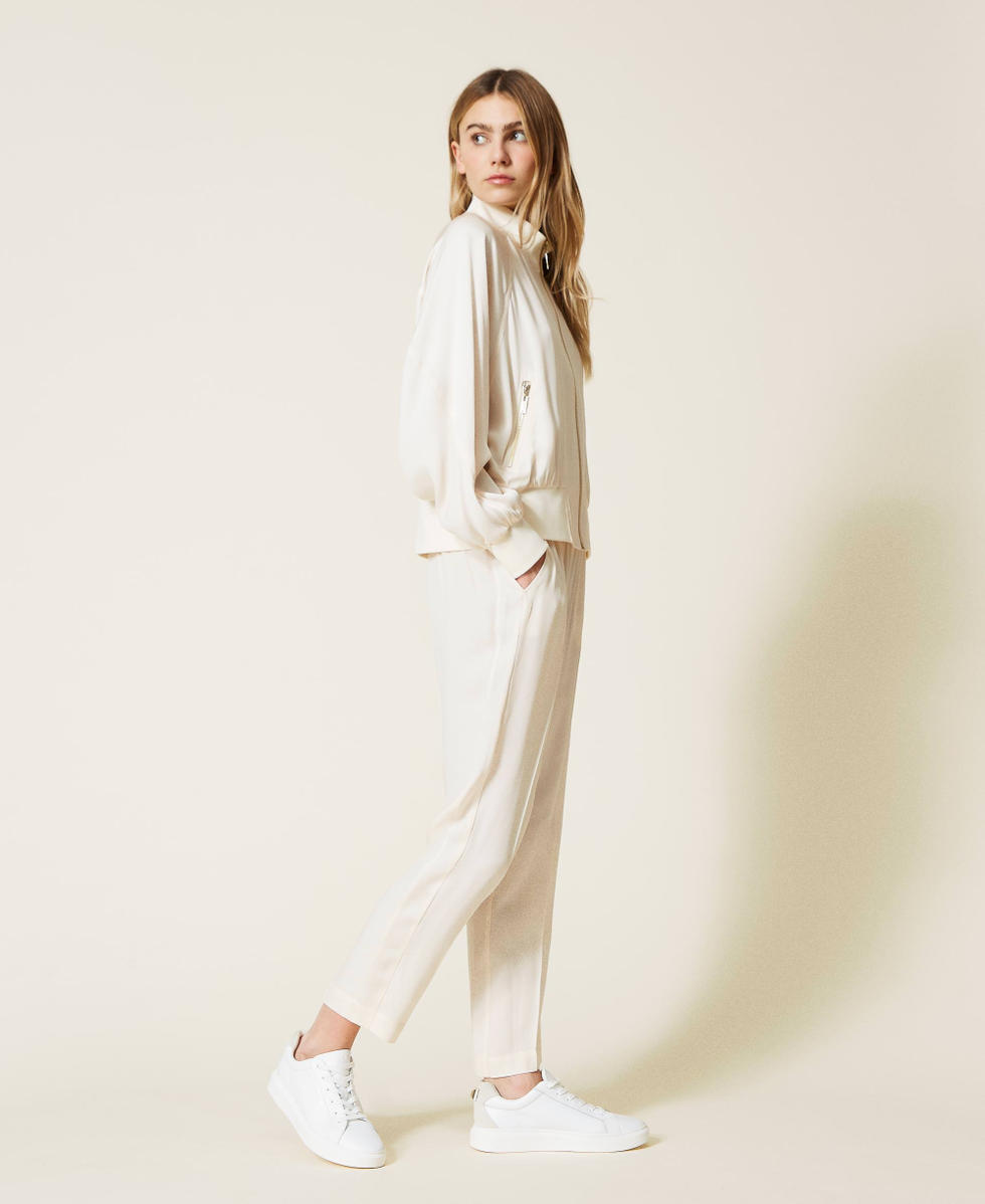Trousers with side bands