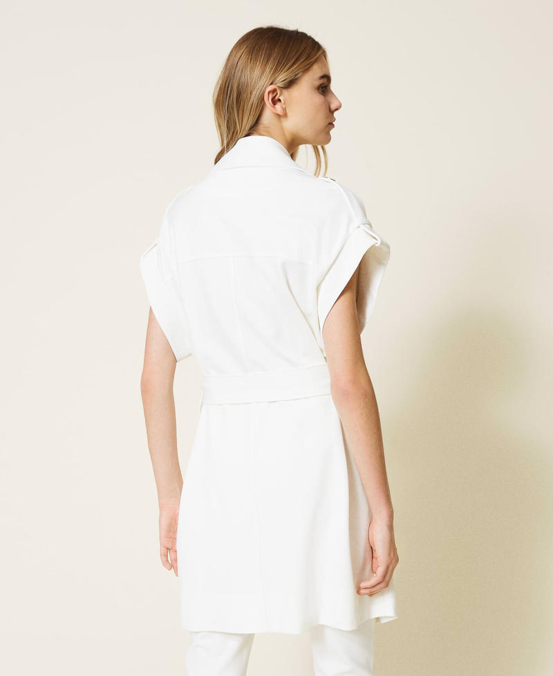 Gabardina sin mangas con cintur&oacute;n