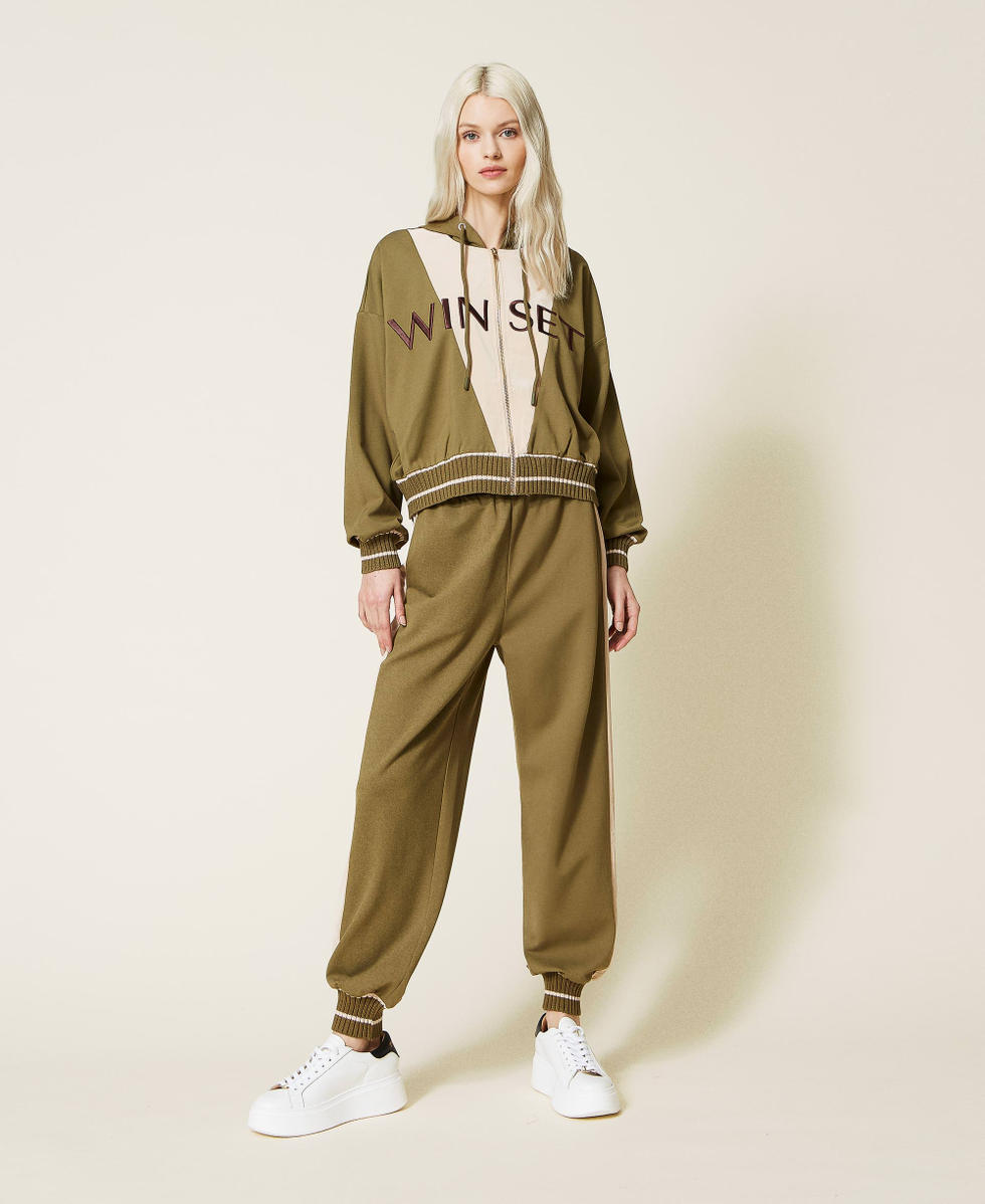 Sweatjacke mit Sticklogo