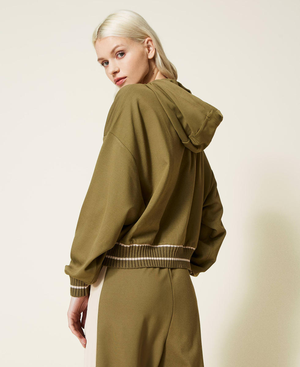 Sweatjacke mit Sticklogo