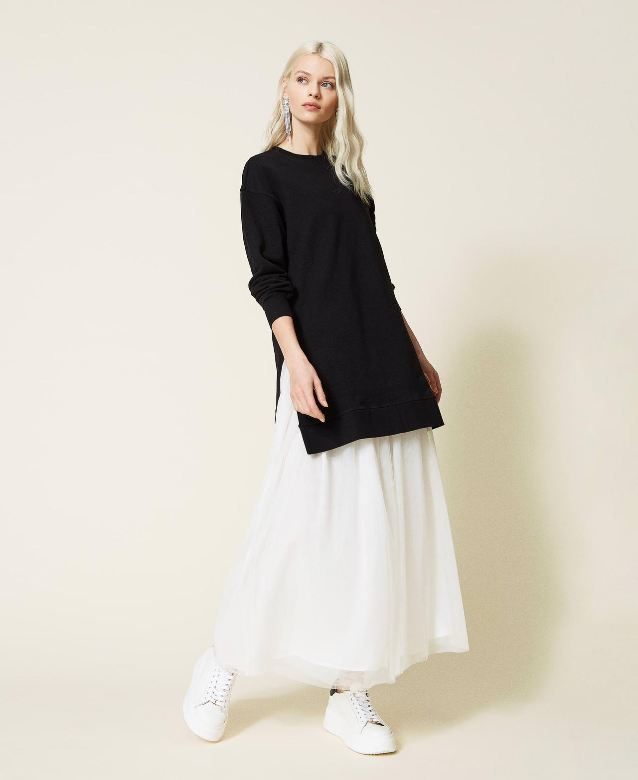 Abito in felpa e sottoveste in tulle