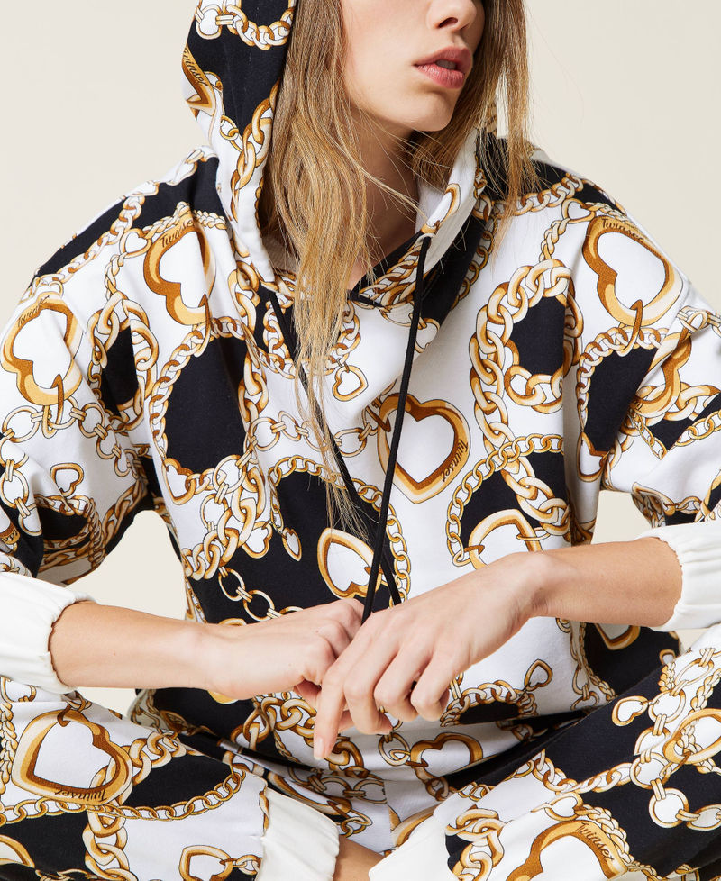 Sudadera con estampado de corazones y cadenas