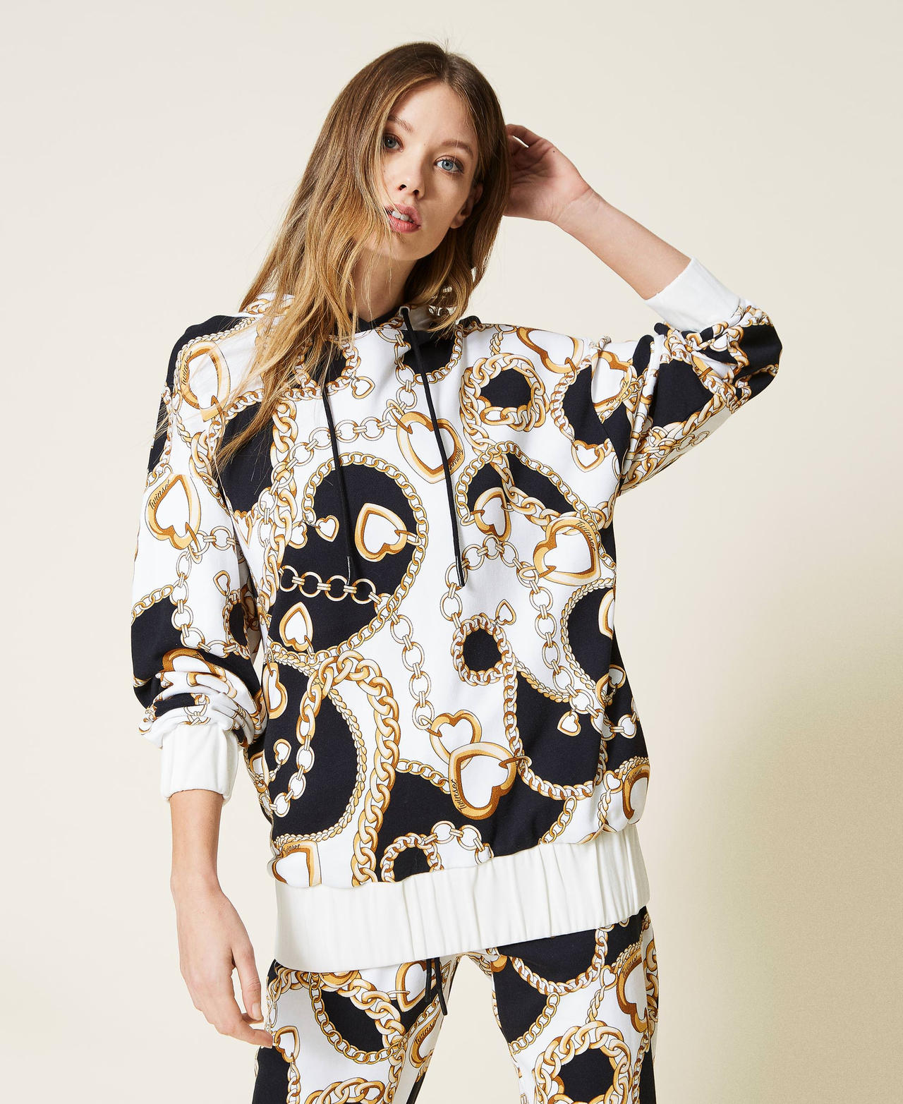 Sudadera con estampado de corazones y cadenas