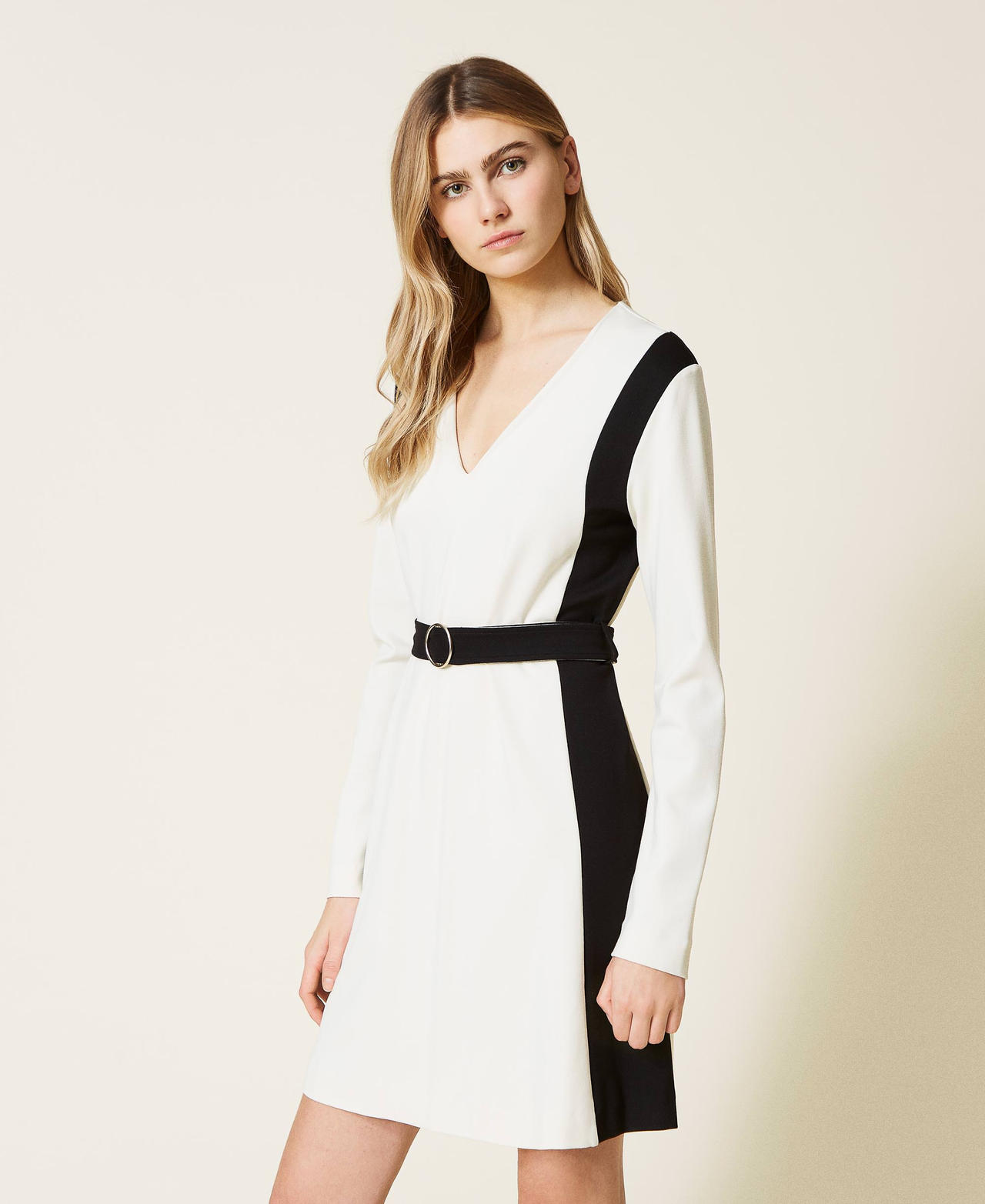 Платье с контрастными вставками Двухцветный Белый "Лед" / Черный женщина 221LL2MEE-03