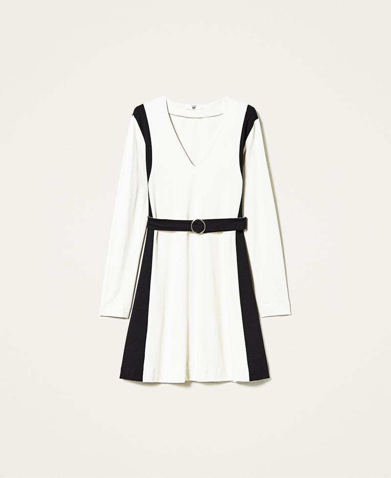 Vestido con inserciones en contraste