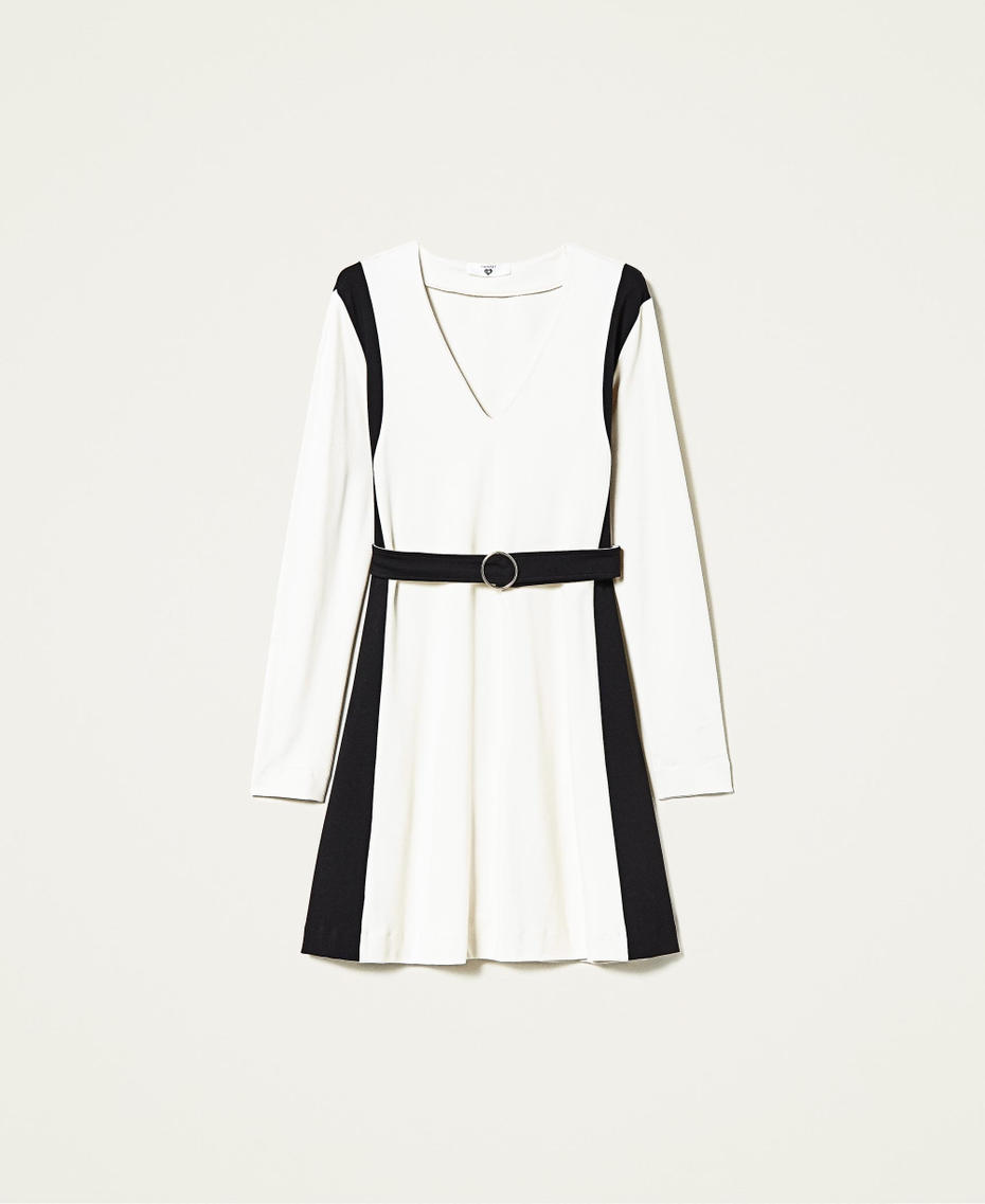 Vestido con inserciones en contraste