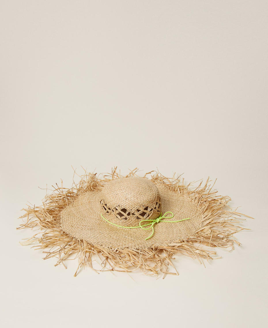 Cappello in paglia a tesa larga