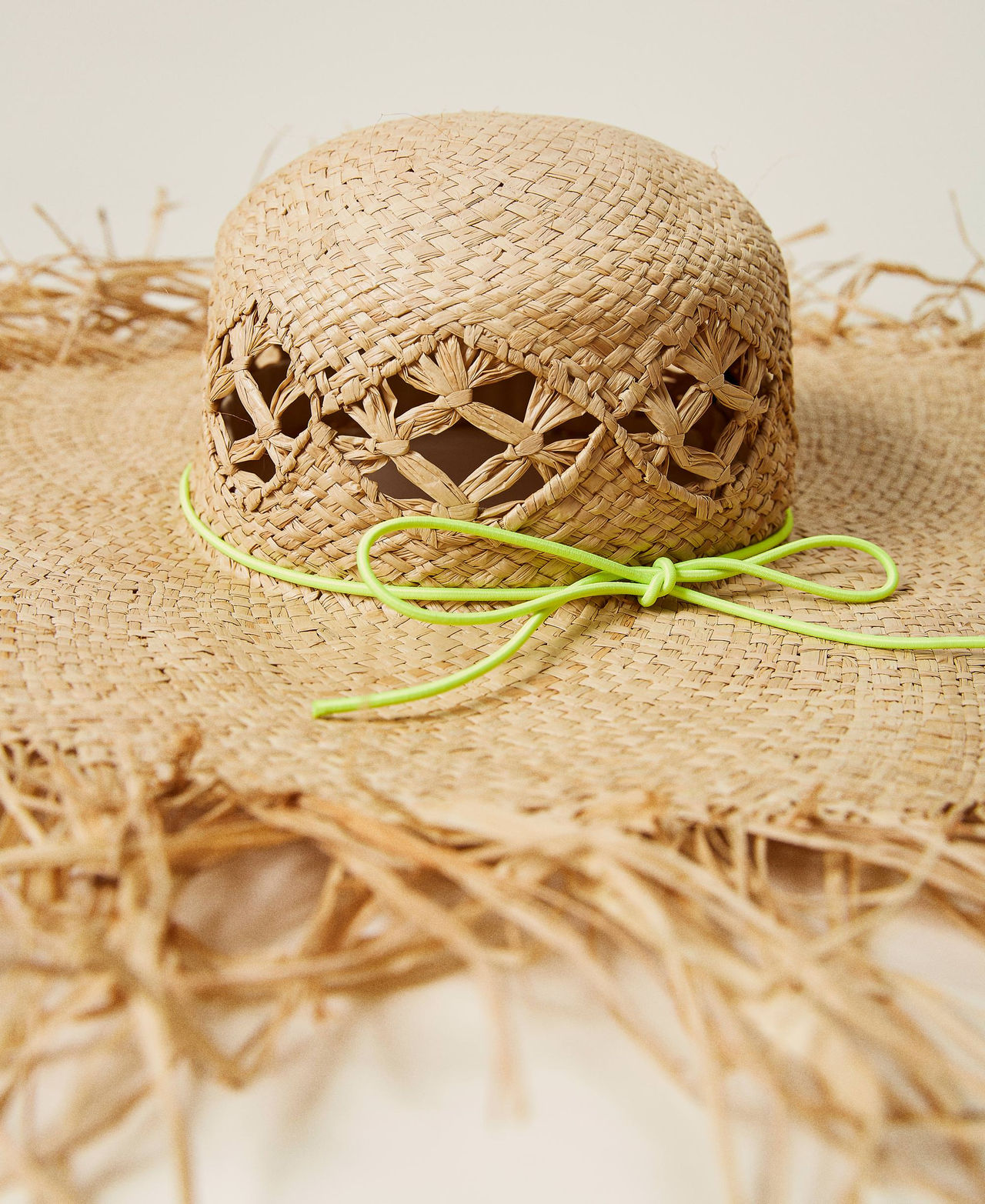 Cappello in paglia a tesa larga