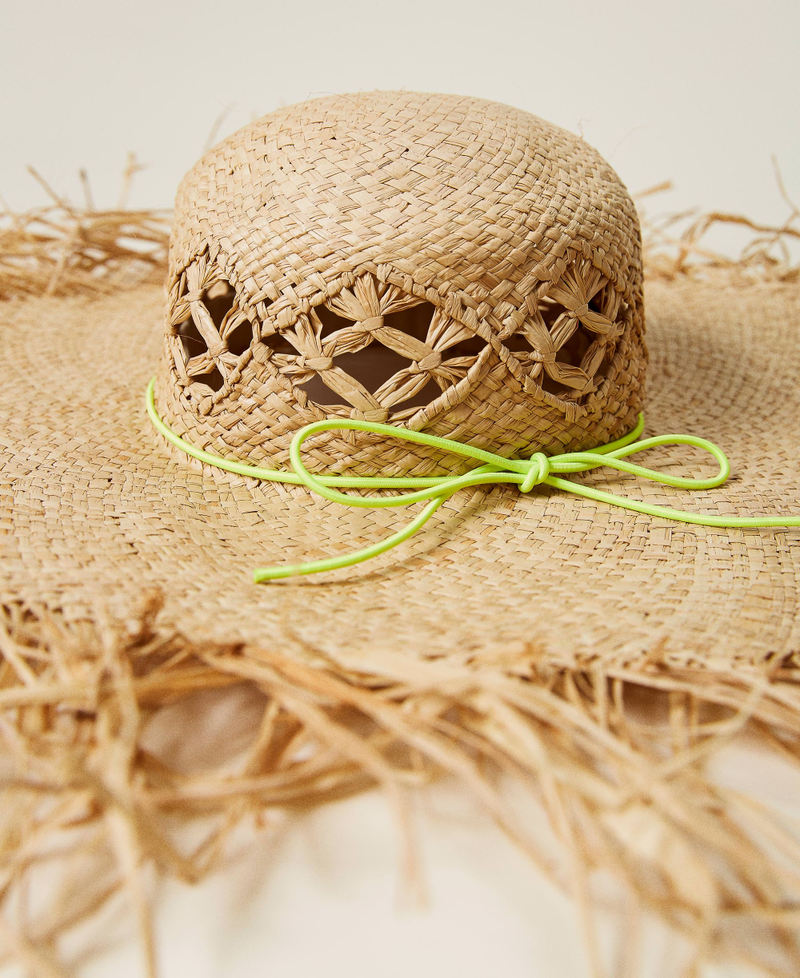 Cappello in paglia a tesa larga