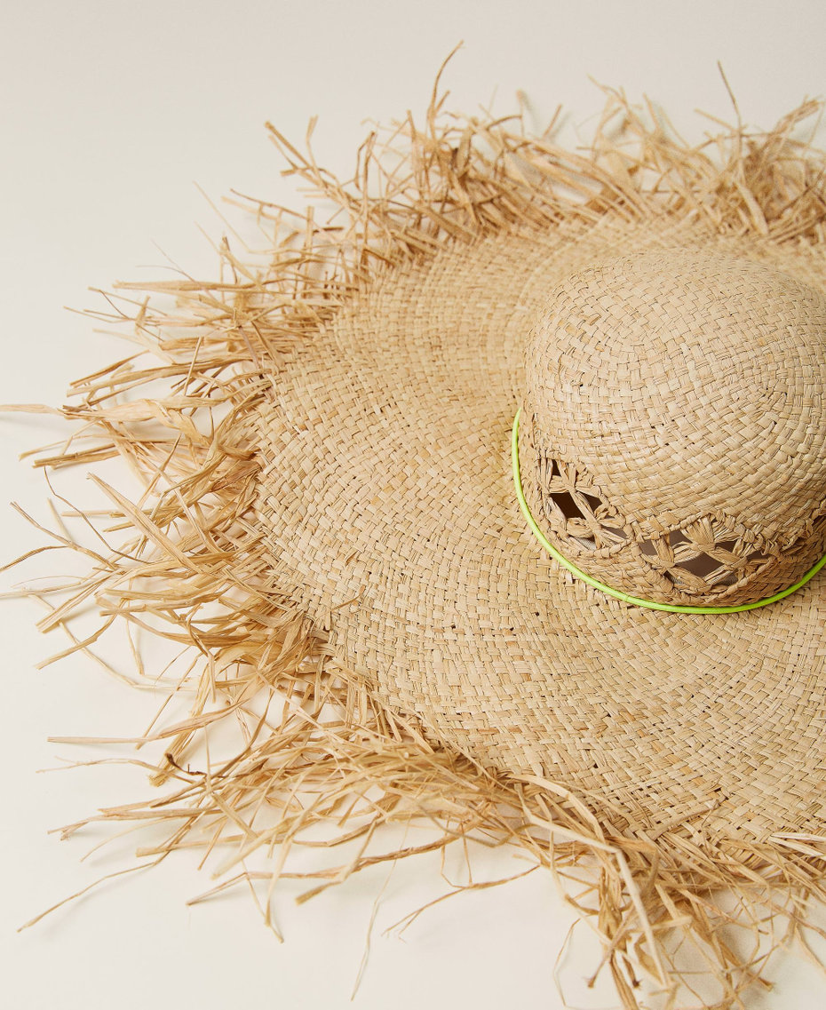 Cappello in paglia a tesa larga