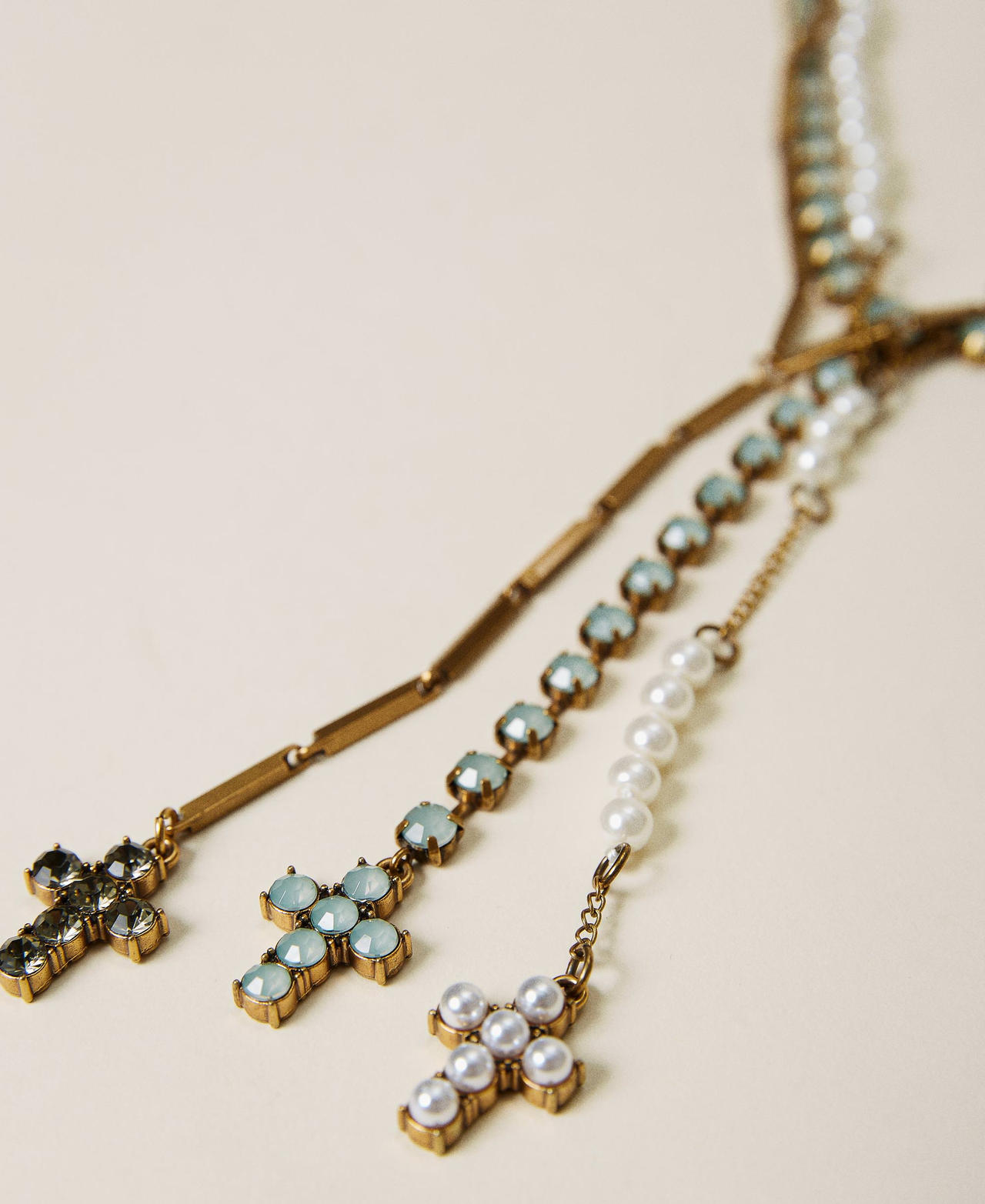 Set aus Halsketten mit Steinchen, Strass und Perlchen Multicolor „Lichen“-Grün / „Verkupfertes Altmessing“-Gold Frau 221TA4044-02