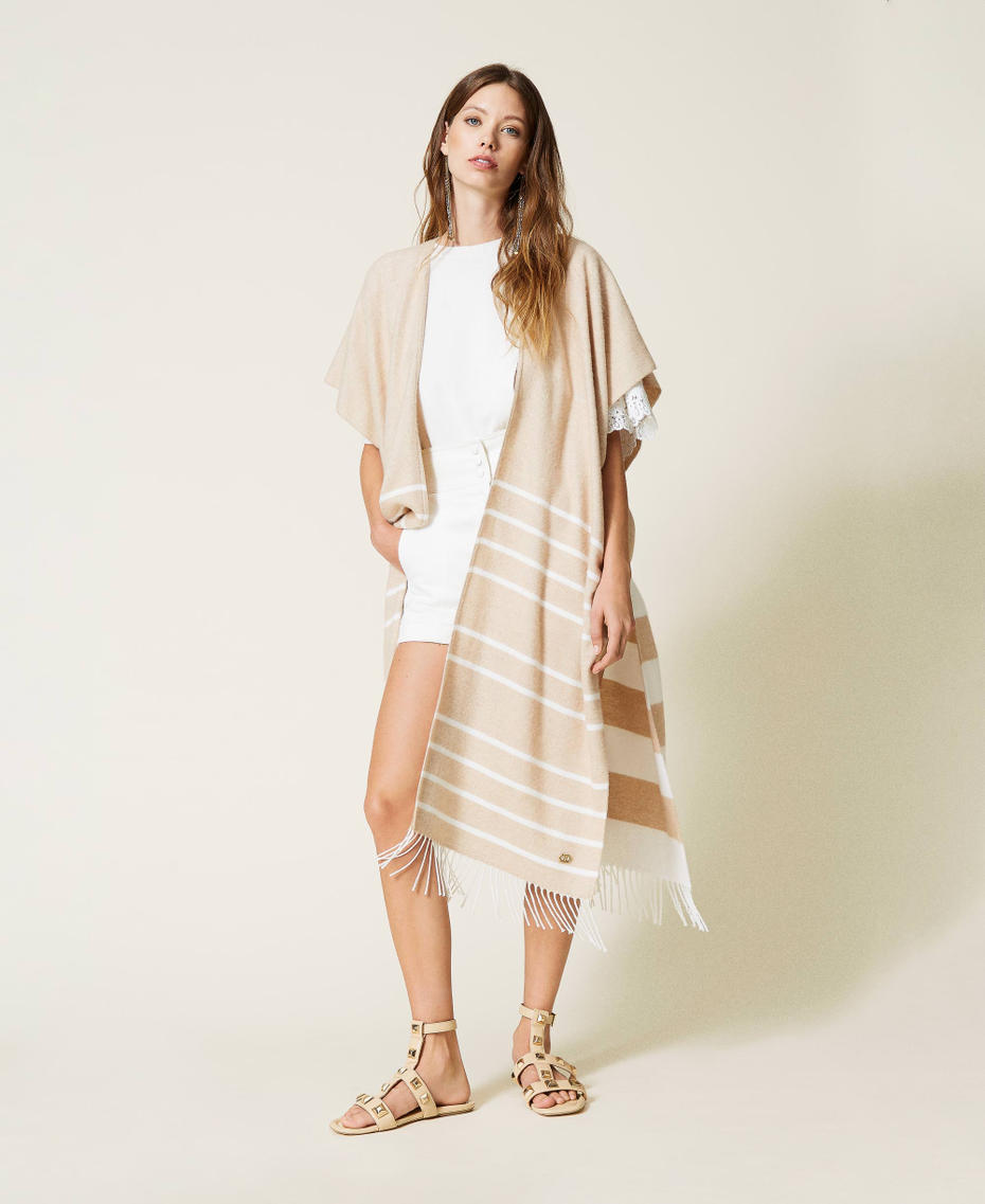 Chaleco largo con rayas y flecos