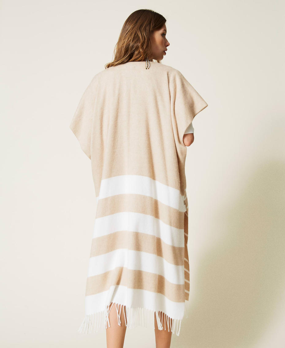 Chaleco largo con rayas y flecos