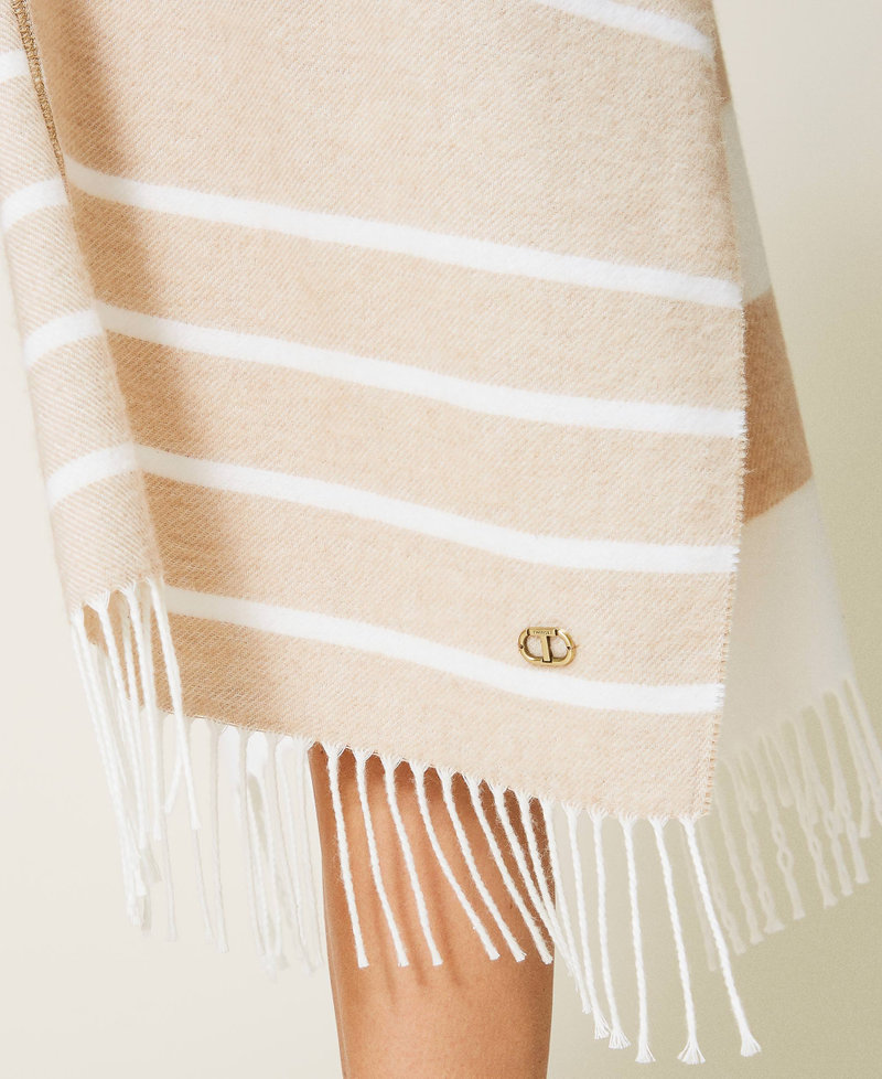 Chaleco largo con rayas y flecos