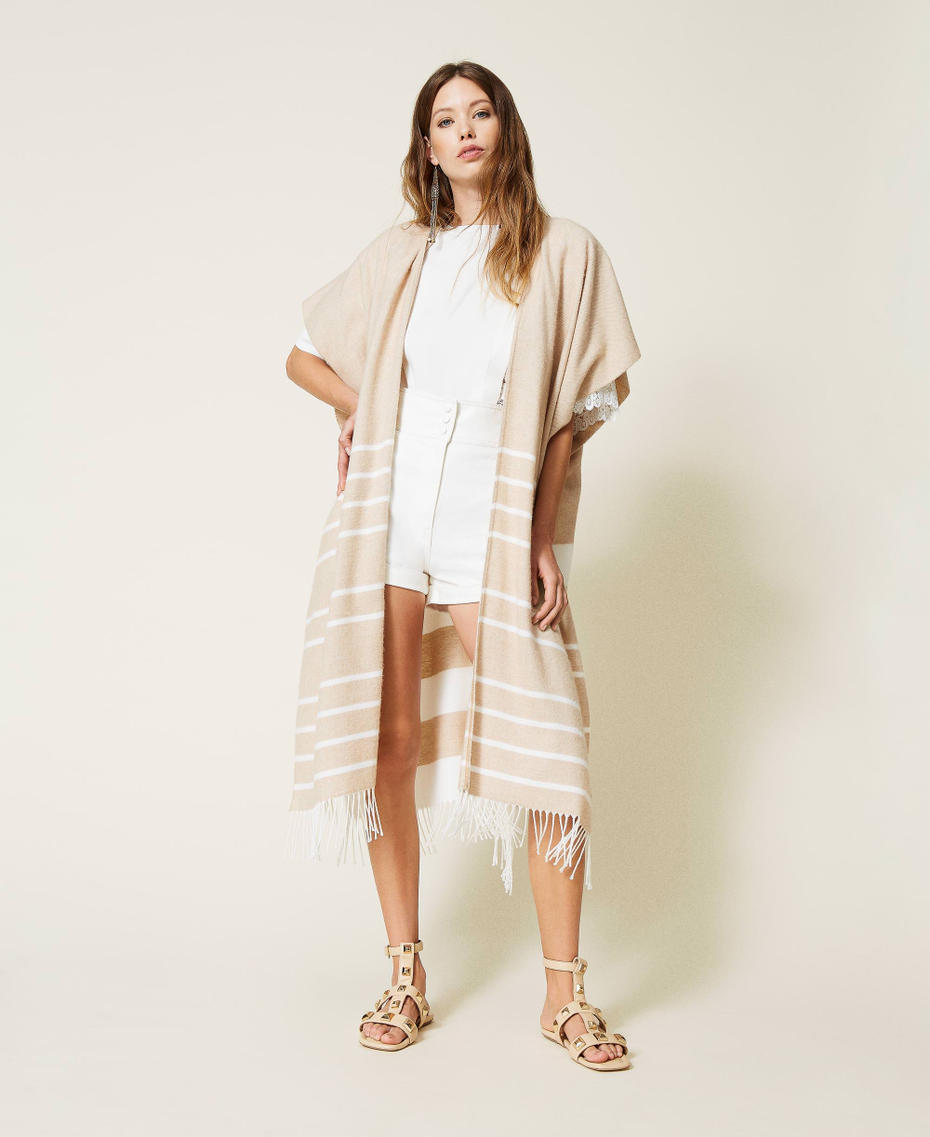 Chaleco largo con rayas y flecos