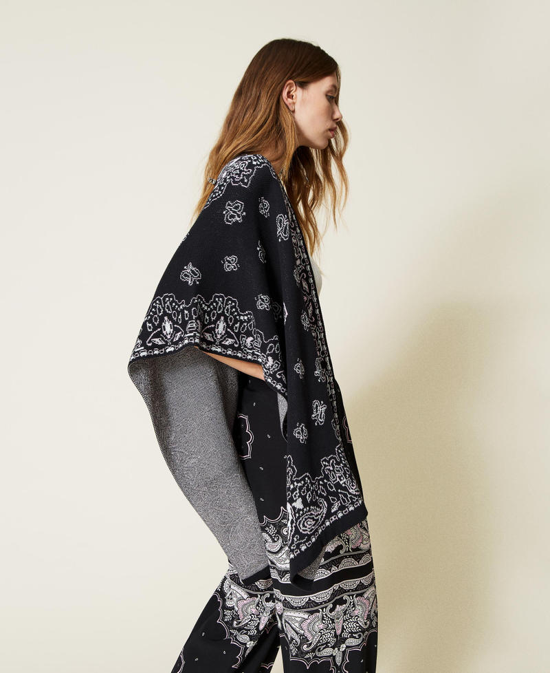 Jacquard poncho with bandanna pattern