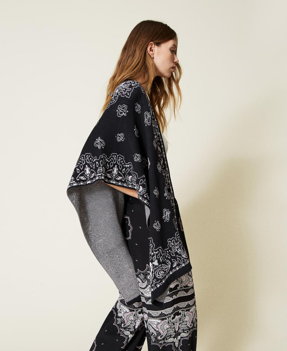 Jacquard poncho with bandanna pattern