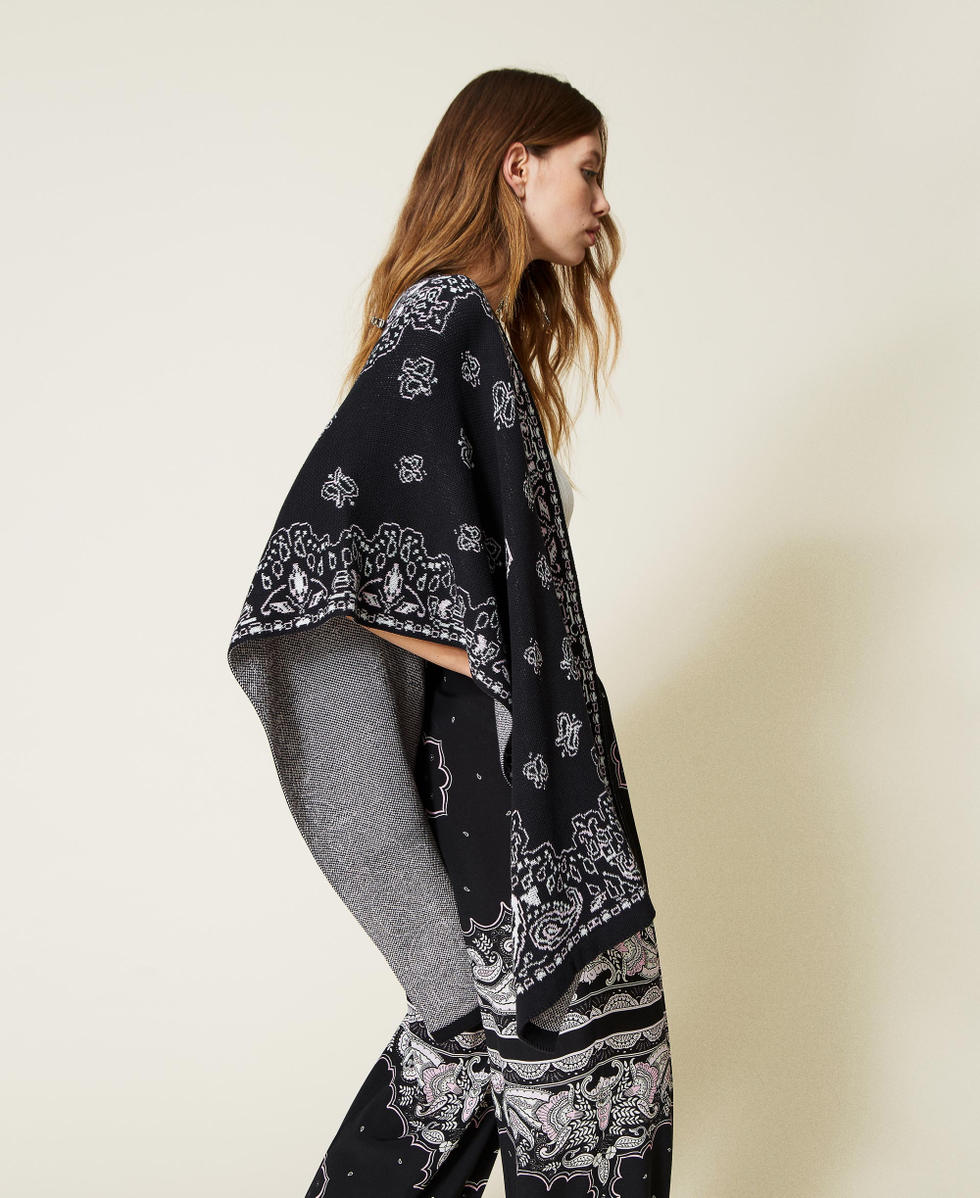 Jacquardponcho mit Bandanadessin