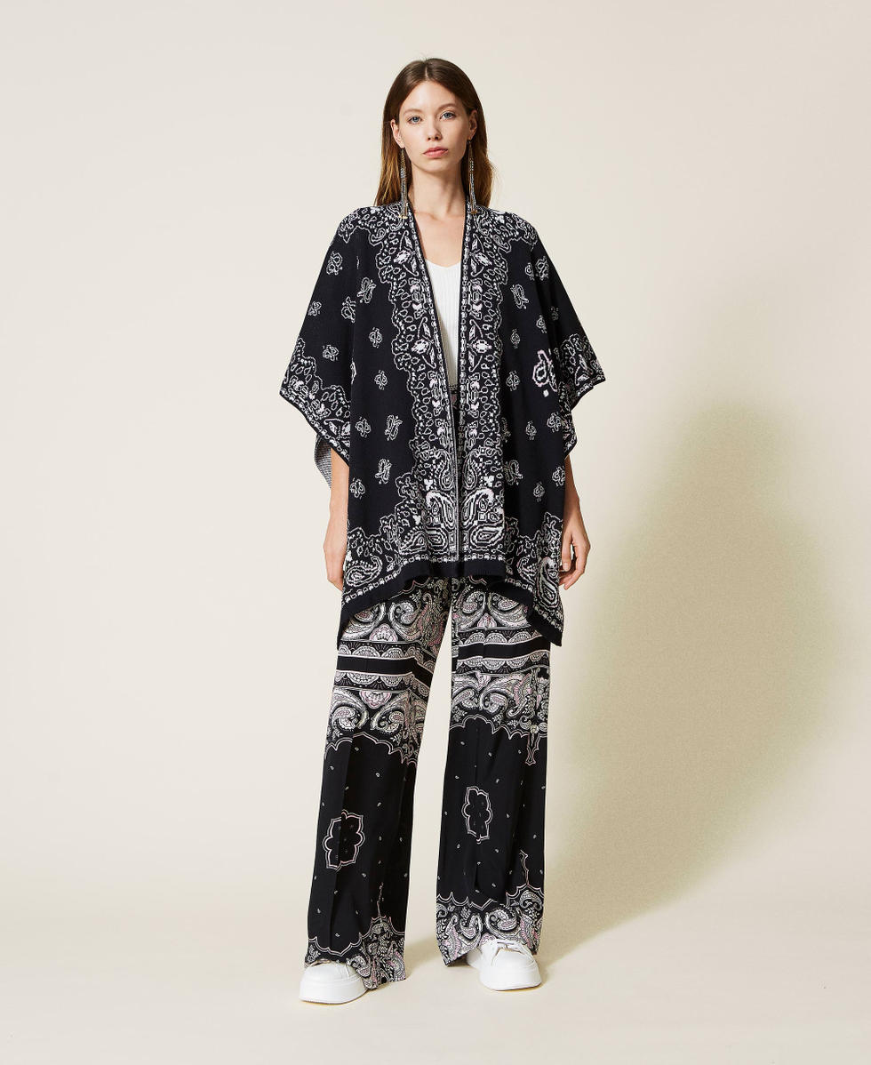 Jacquardponcho mit Bandanadessin