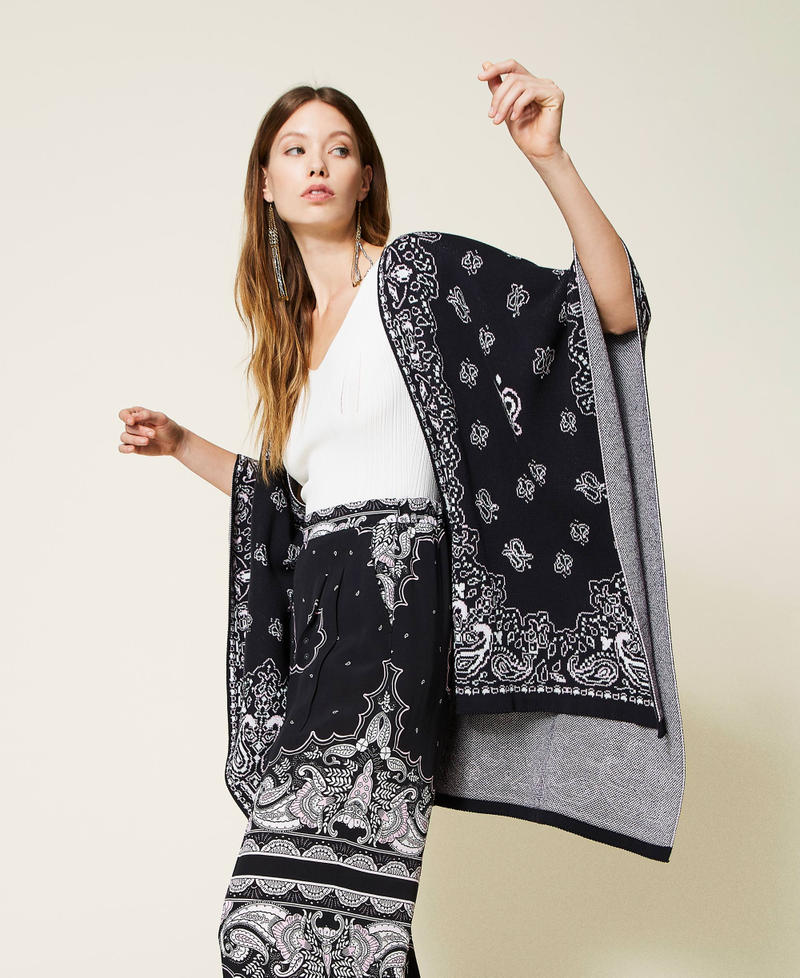 Jacquard poncho with bandanna pattern