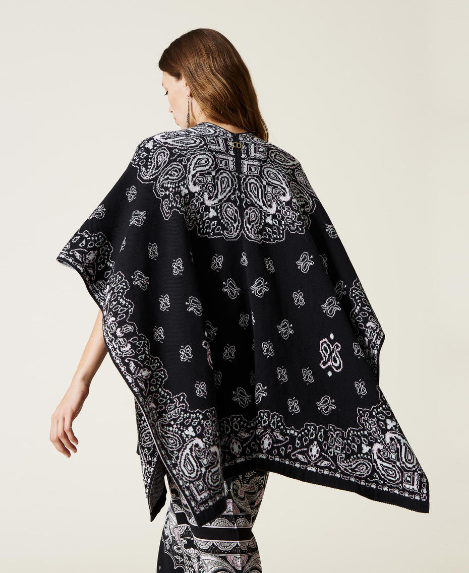 Jacquard poncho with bandanna pattern