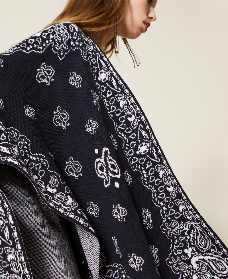 Jacquard poncho with bandanna pattern