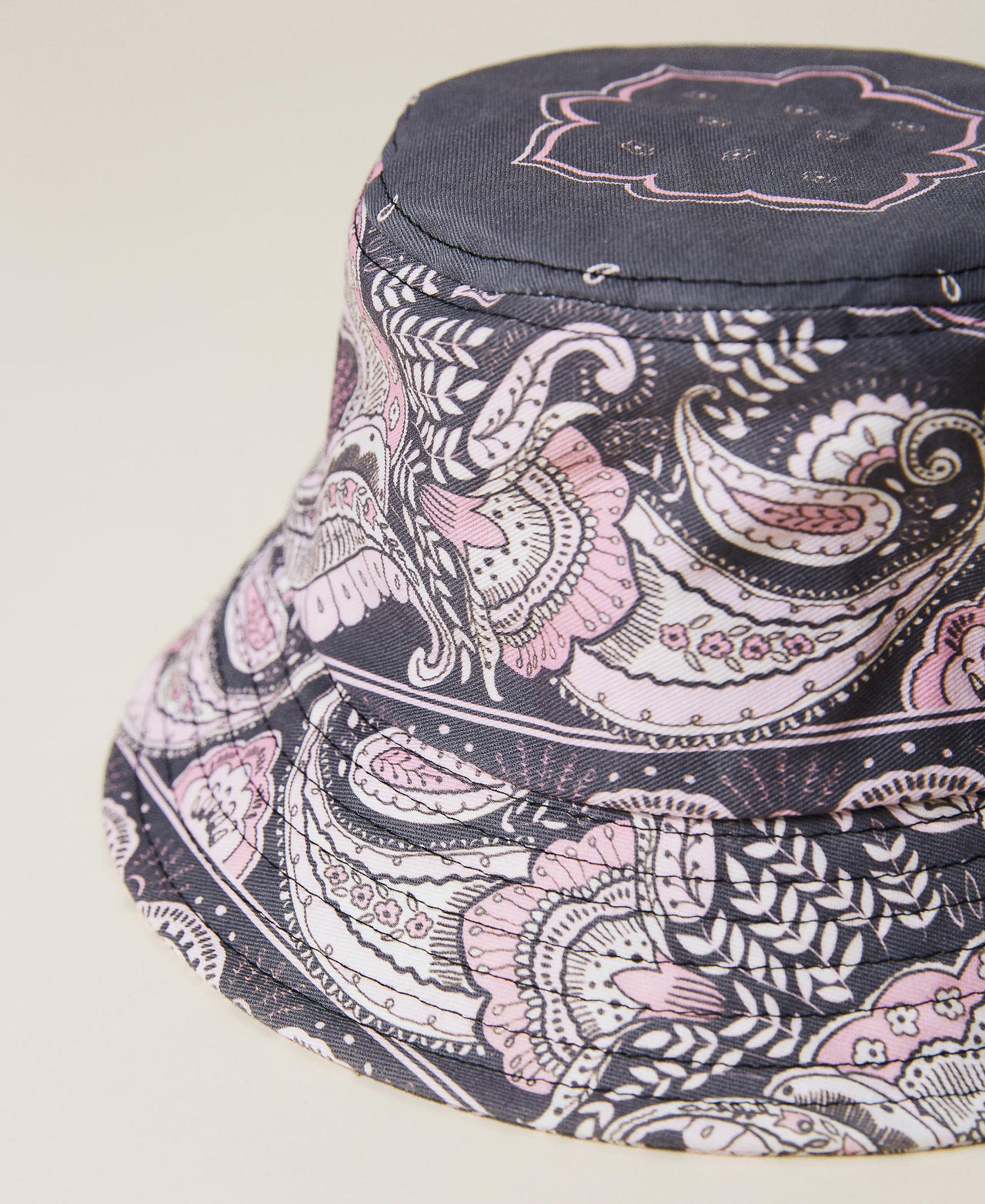 Fisherman’s hat with bandanna print