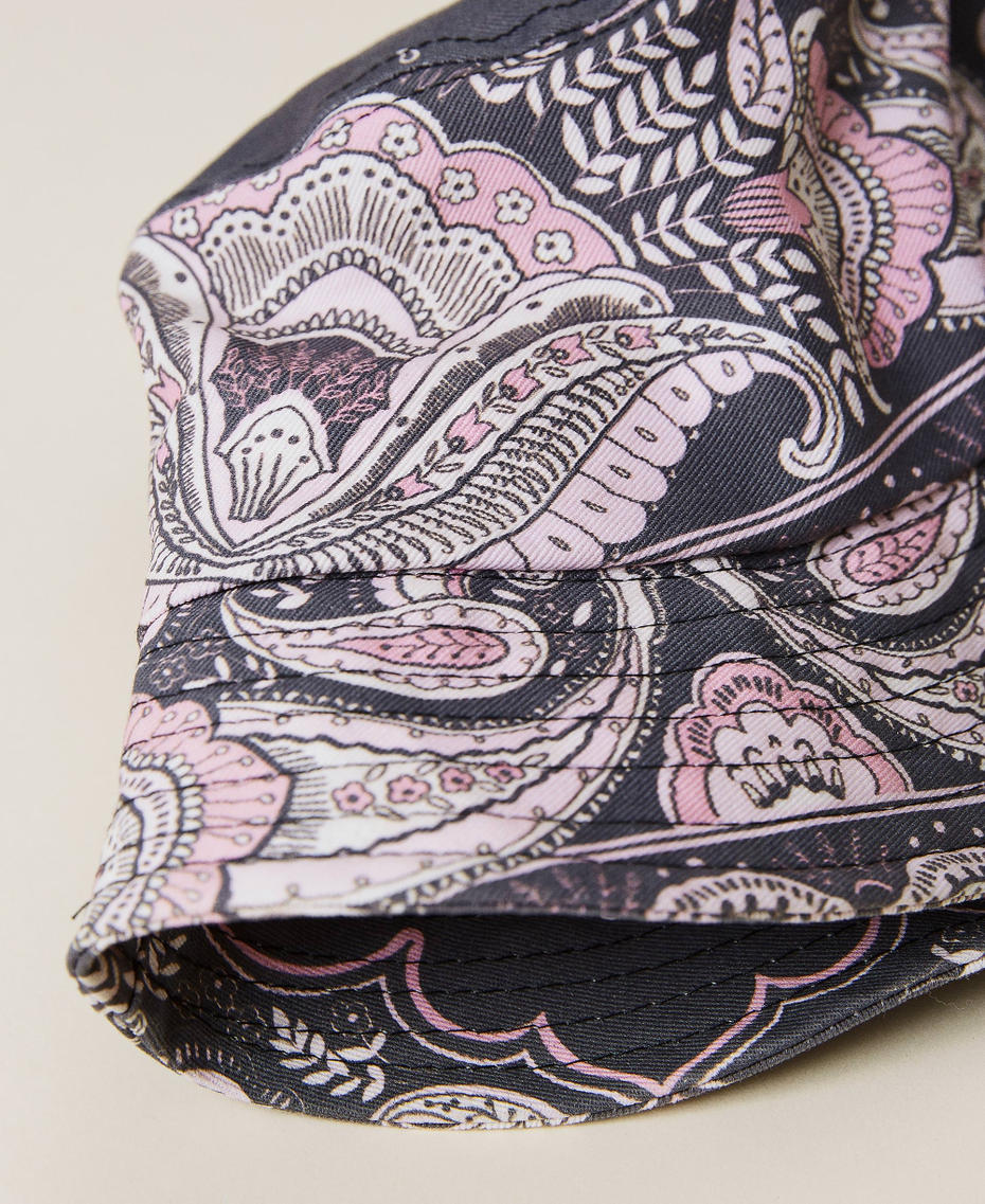 Fisherman’s hat with bandanna print