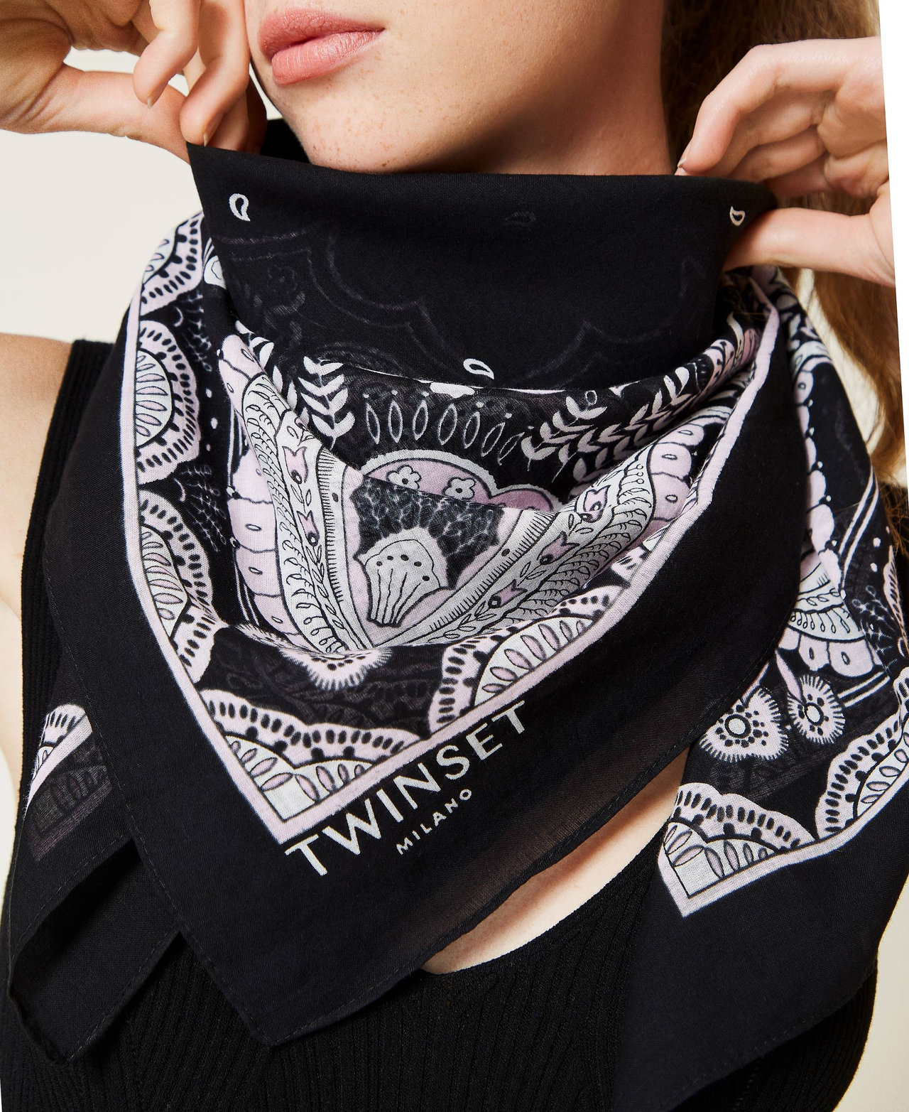 Large scarf with bandanna print Black Bandanna Print Woman 221TA4072-0S