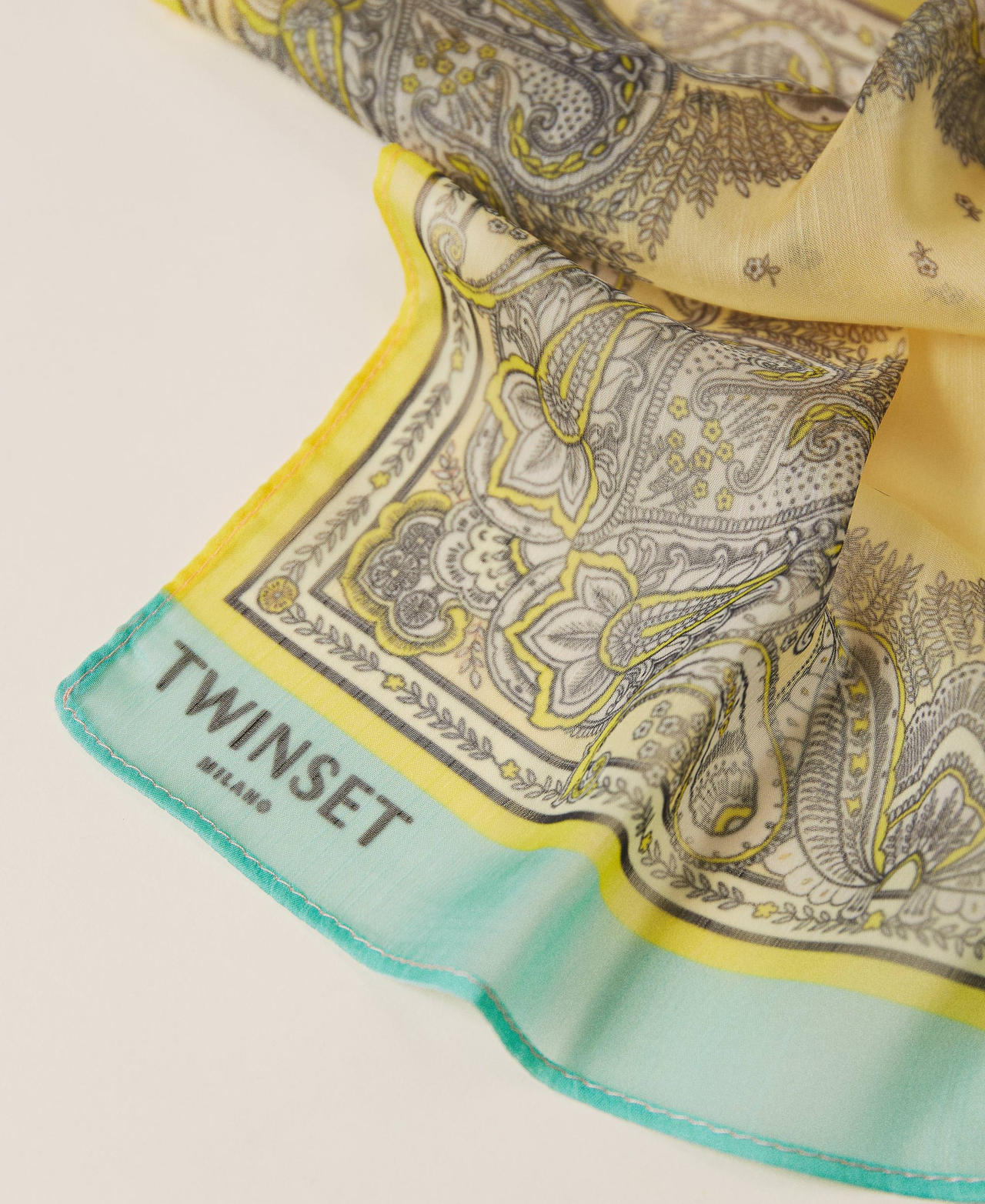 &Eacute;tole multicolore avec imprim&eacute;s bandana