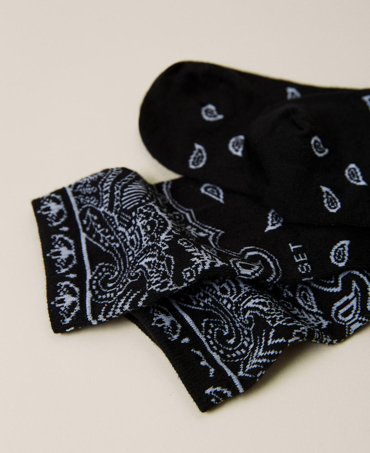 Jacquard socks with bandanna pattern