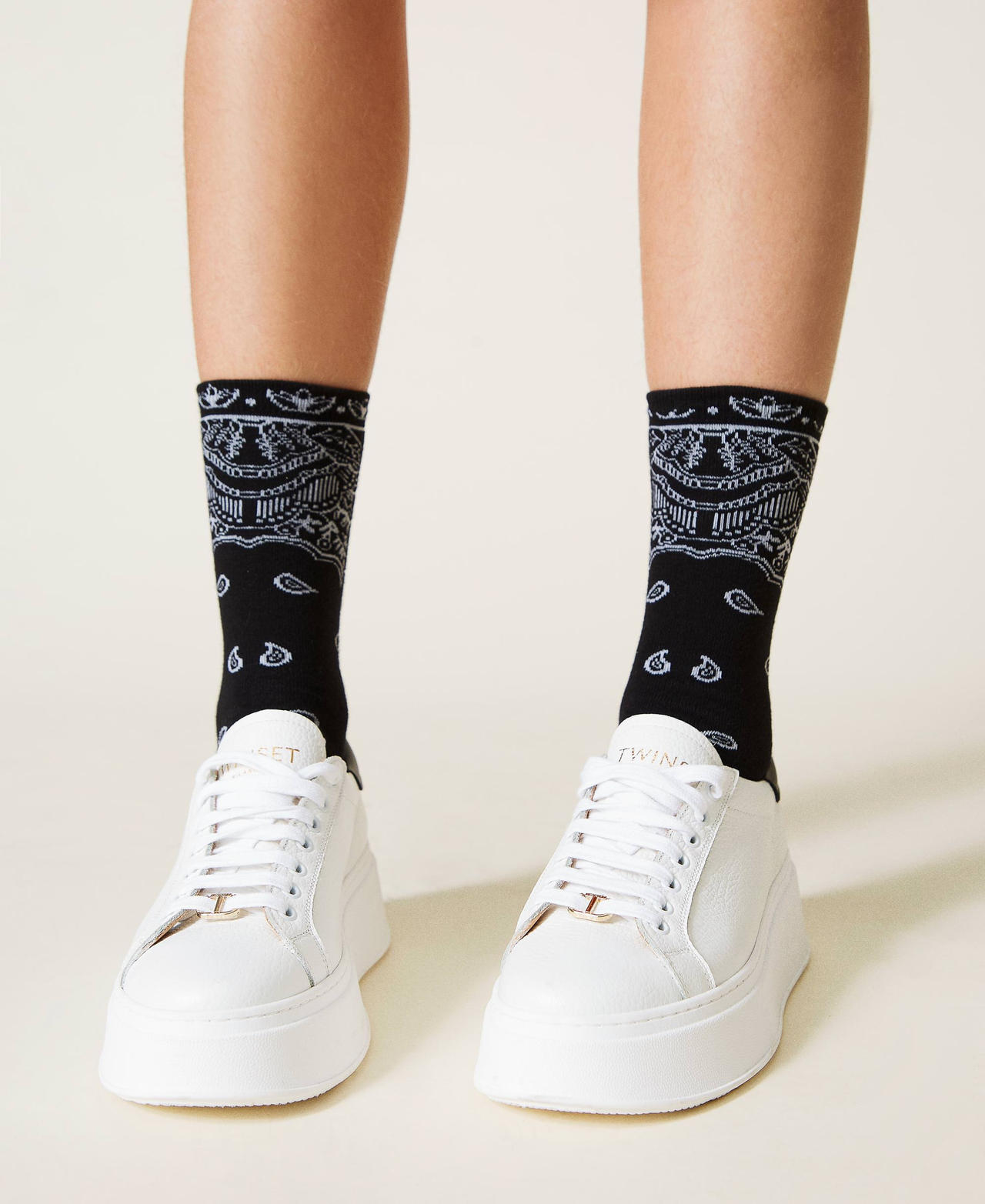Jacquard socks with bandanna pattern Black Bandanna Jacquard/ “Snow” White Woman 221TA4120-0S