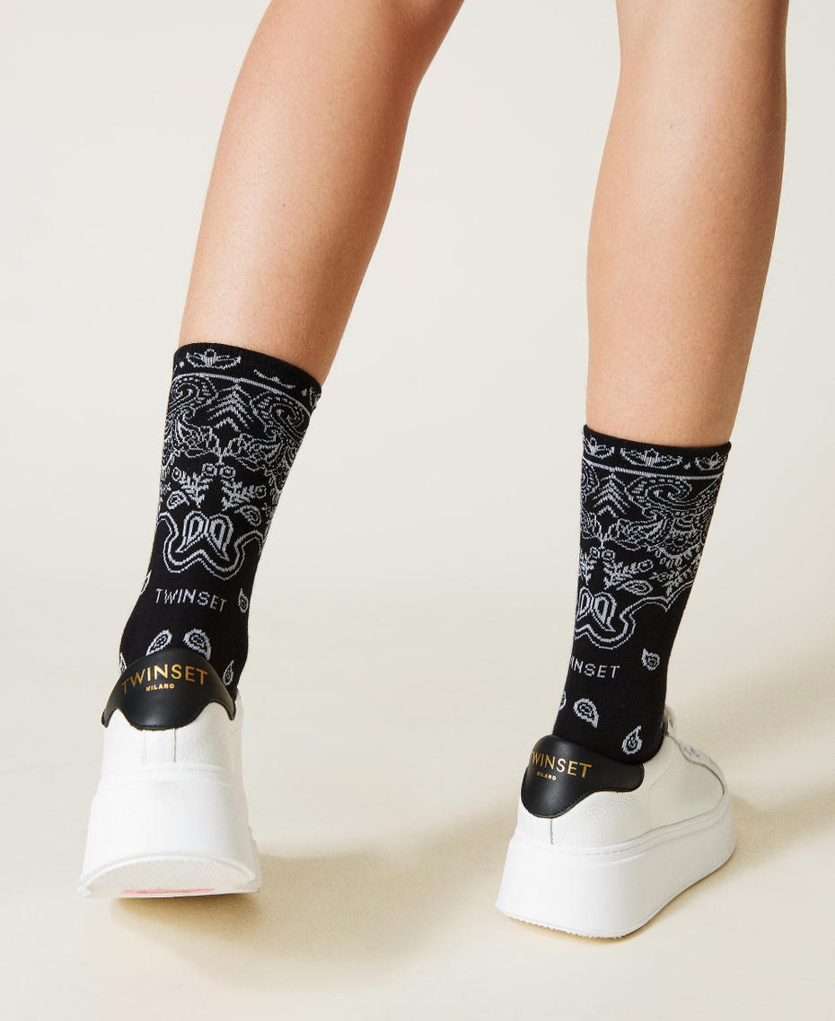 Jacquard socks with bandanna pattern Black Bandanna Jacquard/ “Snow” White Woman 221TA4120-0T